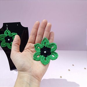 Brinco Flor de crochê verde e preto