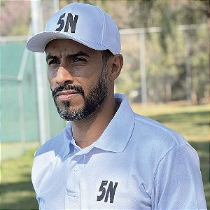 Polo Branca Essência 5N – Estilo, Propósito e Presença