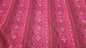 Tecido Estampado Geométrico Étnico Vermelho Rosa Microfibra (Tactel) Ideal para Artesanato, Moda e Decoração Saia Moana.