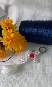 Chaveiro de Cruz com Pérolas Brancas e Vermelhas e Franja