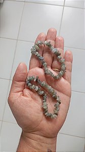 Pulseira cascalho Labradorita – Intuição, Transformação e Magia