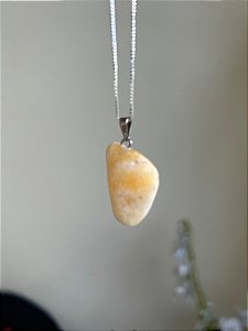 Pingente Calcita Mel rolado – Clareza Emocional, Vitalidade e Confiança