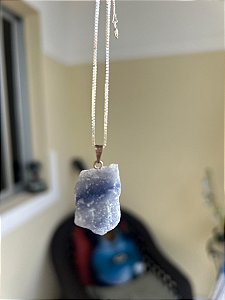 Pingente de Quartzo Azul bruto – Serenidade, Equilíbrio e Comunicação Pacífica