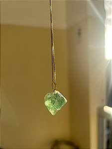 Pingente de Fluorita bruto – Clareza Mental, Intuição e Organização Energética