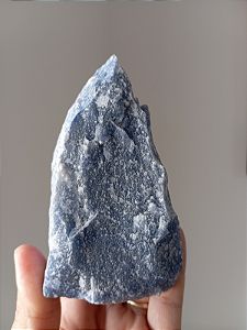 Base Serrada de Quartzo Azul – Serenidade e Comunicação