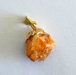 Pingente brutinho de Calcita Laranja no banho dourado - Vitalidade, confiança, motivação