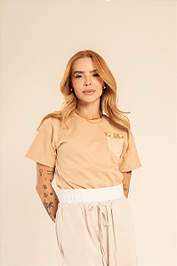 Tshirt Bordada Flores Bolsinho de Less