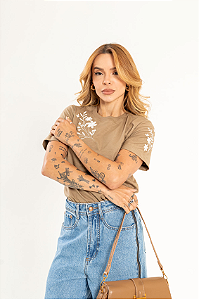 Tshirt Bordada Ramo de Flores Brancas