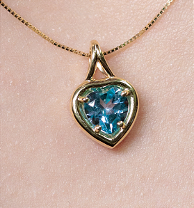 PINGENTE CORAÇÃO COM TOPAZIO AZUL EM OURO 18K