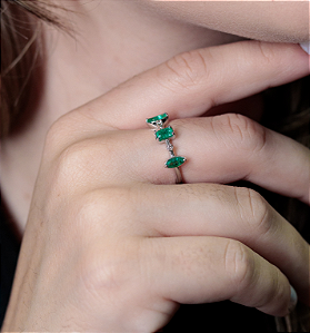 ANEL VERENA OURO 18K, DIAMANTES E ESMERALDAS