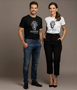 CAMISETA YESHUA - ELE REINA - BLACK AND WHITE
