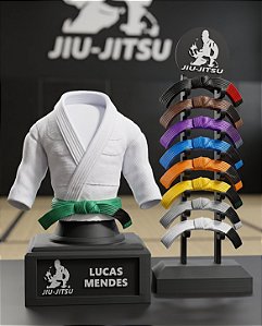 Expositor de Faixas e Busto de Kimono Jiu-Jitsu Personalizado 3D – Troféu e Suporte de Graduação BJJ