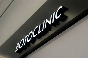 Logo 3d Letra Caixa Interna Iluminada - Letras Menores e Retangulo com Iluminação Retroversa