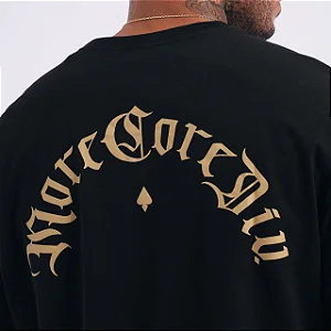 Camiseta Regular MCD Caligrafiti Dourado Preto