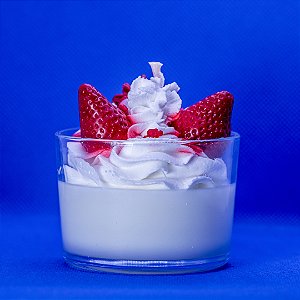 VELA AROMÁTICA PREMIUM DECORADA MORANGO COM CHANTILLY