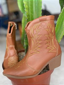 BOTA VIA BIRIGUI CARAMELO BORDADA CANO CURTO