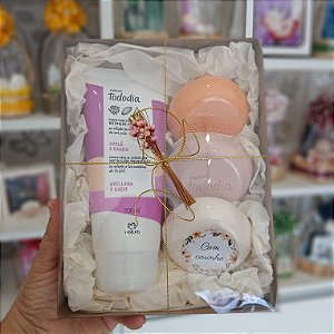 Kit Presente Hidratante Avelã e Cassis 200ml + 3 Sabonetes Natura