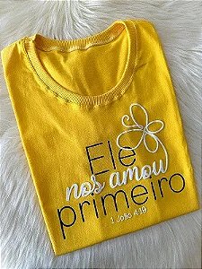 Camiseta Feminina Ele Nos Amou Primeiro - Amarela