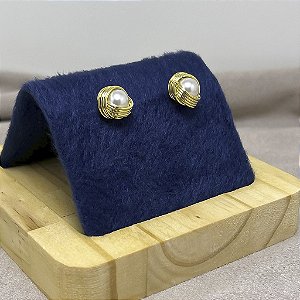 Brinco fixo em formato de ninho com pérola M e quatro volta de fios BANHADO A O