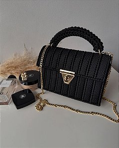 Bolsa de Ombro em Tela Preta com Detalhes Dourados