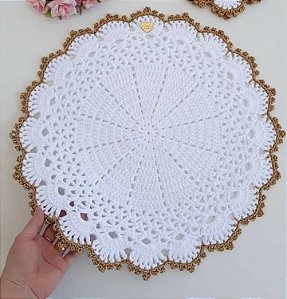 Sousplat de Crochê Elegante com Detalhes em Dourado