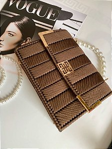 Clutch Elegante em Tom Chocolate com Detalhes Dourados