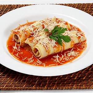 Panqueca de Carne Moída ao Molho Sugo