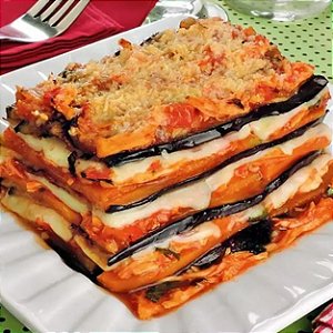 Lasanha de berinjela ao molho bolonhesa