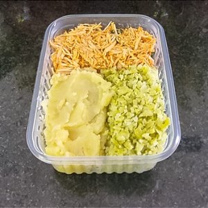 Frango desfiado com arroz de brócolis