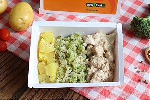 Estrogonofe de Frango Com Batata, Arroz Integral Com Brócolis