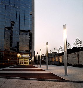 Poste de Luz LED Uzuri Triangular Externo 3000K 46,5W Bivolt 400x20,1x20,1cm Alumínio Prata Fosco e Vidro.