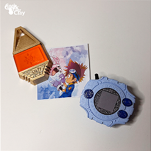 Digimon Adventure - Digivice, Digitag (Pingente) e Brasão + Brinde