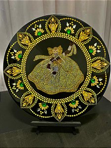 Mandala de Oxum pulsa com o ouro líquido da doçura divina. No centro, habita Oxum, orixá das águas doces, do amor