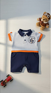 Macacão Bebê Menino Verão Estilo Polo Azul Marinho com Bordado Carrinho de Corrida em Algodão