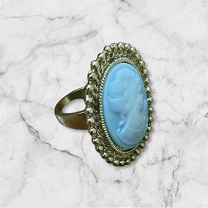 Anel de Resina Azul Claro com Base Dourada