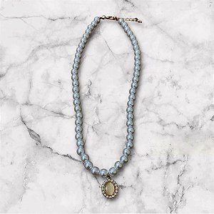 Colar de Pérolas com Pingente Oval Dourado