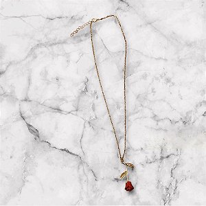 Colar Dourado com Pingente de Rosa Vermelha