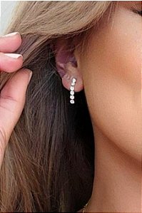Brinco Pequeno Fio Com Cinco Zircônia Banhado Em Ouro 18k