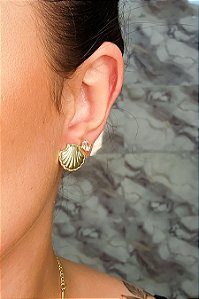 Brinco De Concha Banhado Em Ouro 18k