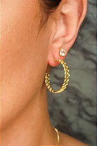 Brinco Argola Média Trabalhada Com Vazado Banhado Em Ouro 18k