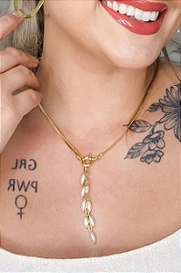 Colar Pérolas Ovaladas Fechamento Frontal Banhado Em Ouro 18k