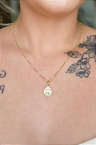 Colar Pingente Reticulado Com Pé Banhado Em Ouro 18k