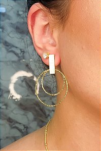 Brinco Com Fio Grosso E Dois Círculos Banhado Em Ouro 18k