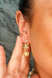 Brinco De Pérola Trabalhada Com Zircônia E Laço Banhado Em Ouro 18k