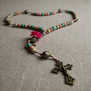 Terço Nossa Senhora Guadalupe Resina Colorida Com Flor Cor Rosa