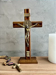 Crucifixo Mesa Madeira Frisada Cristo Metal 26cm São Bento