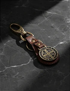 Chaveiro Couro Luxo Medalha São Bento Mosquetão Ouro Velho Marrom