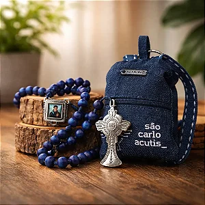 Terço Carlo Acutis 8mm Azul Madeira Com Mochila Chaveiro