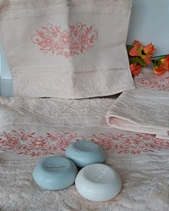 Jogo de Banho 3 Peças Soft Art com Arranjo Floral