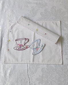 Jogo Americano Delicado para 2 Lugares com Porta Guardanapos Bordados em Forma de Xícara